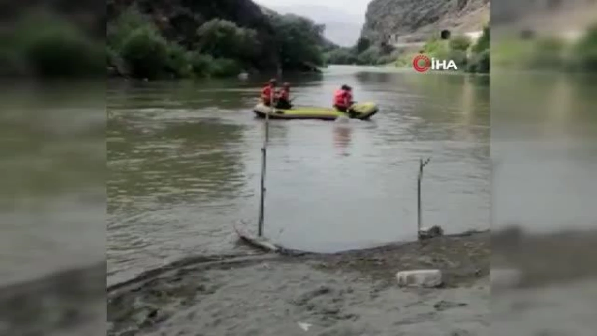 Erzincan\'da nehirdeki çamura batan iki ineği AFAD kurtardı
