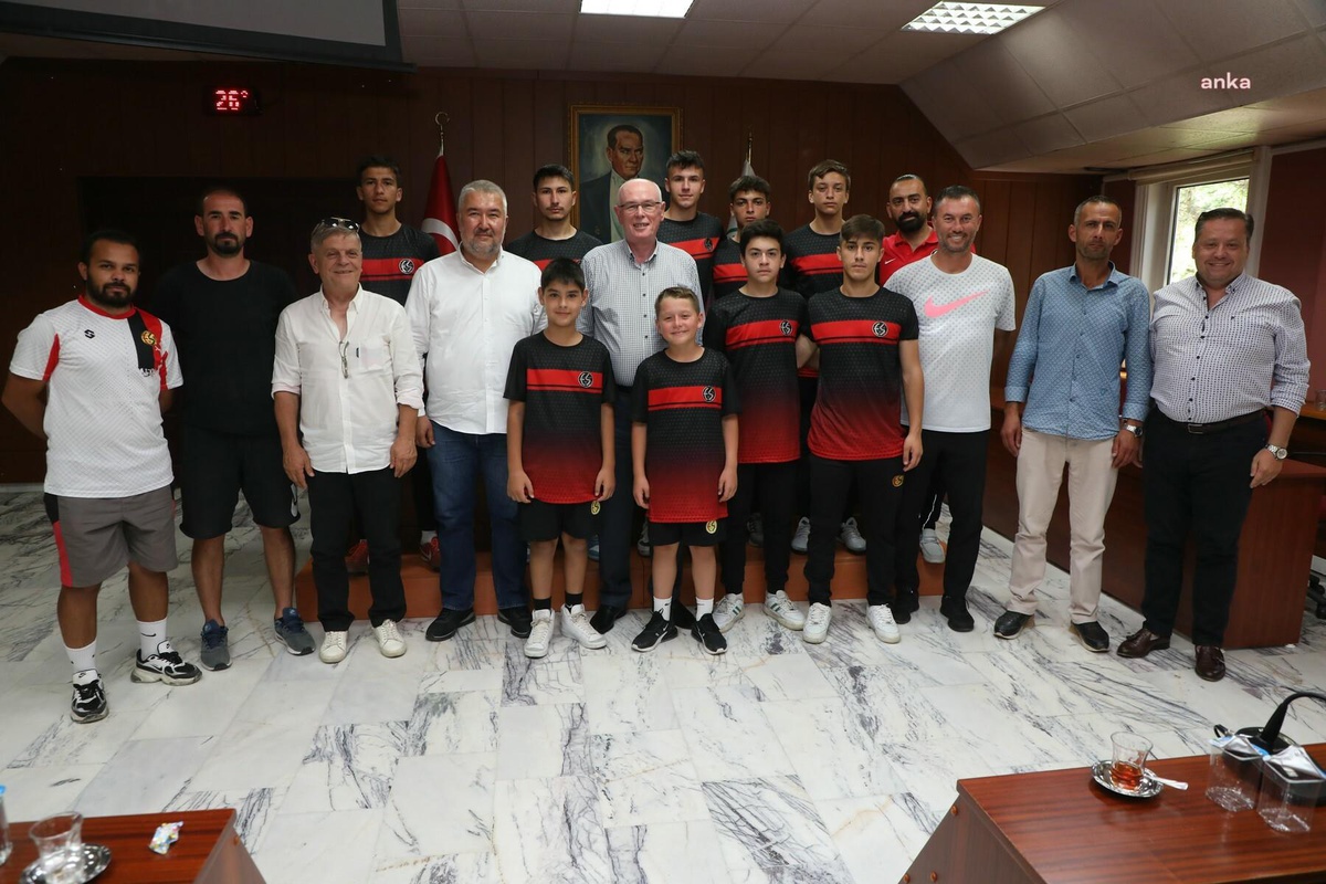 Eskişehirspor Altyapısından Başkan Kurt\'a Teşekkür Ziyareti