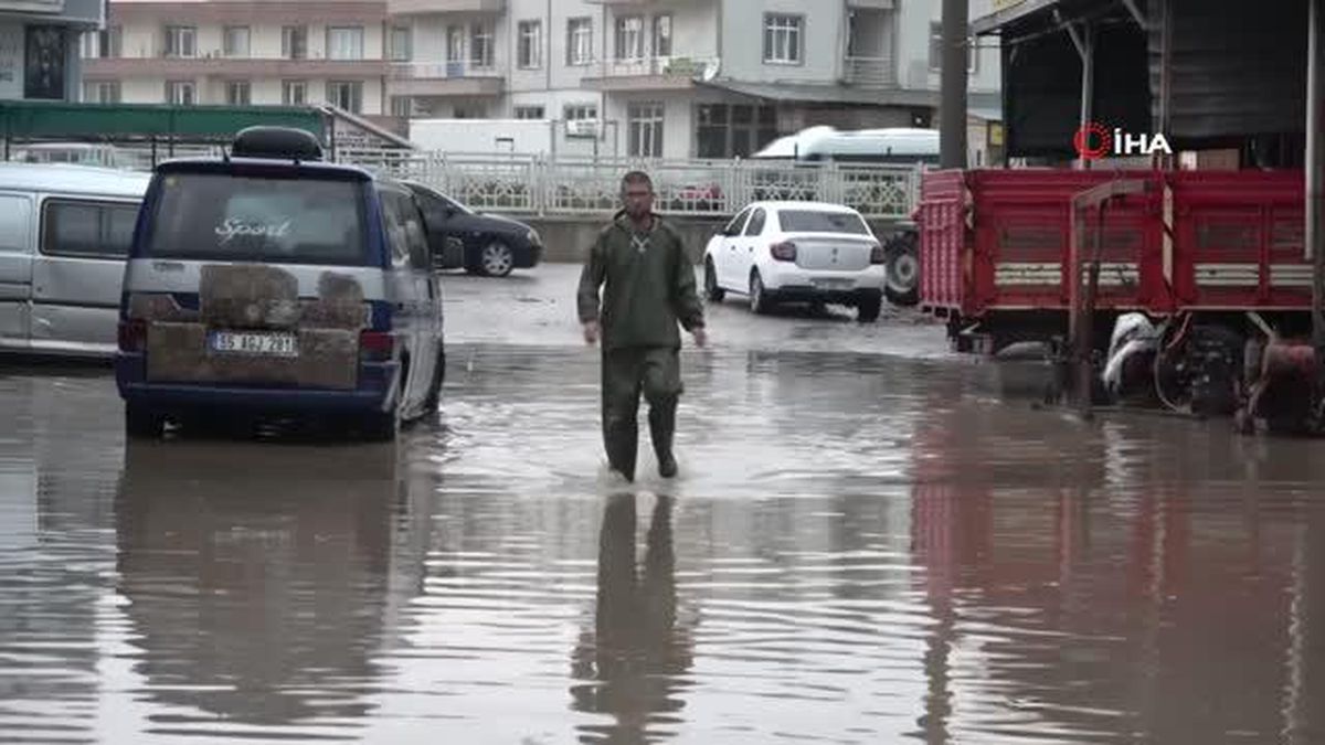 Ezine'de sokak ve iş yerlerini su bastı