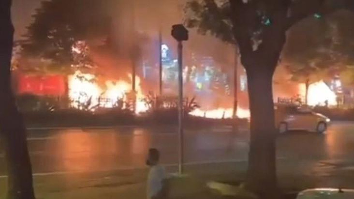 İstanbul\'un göbeğinde birbirine giren araçlar alev topuna döndü