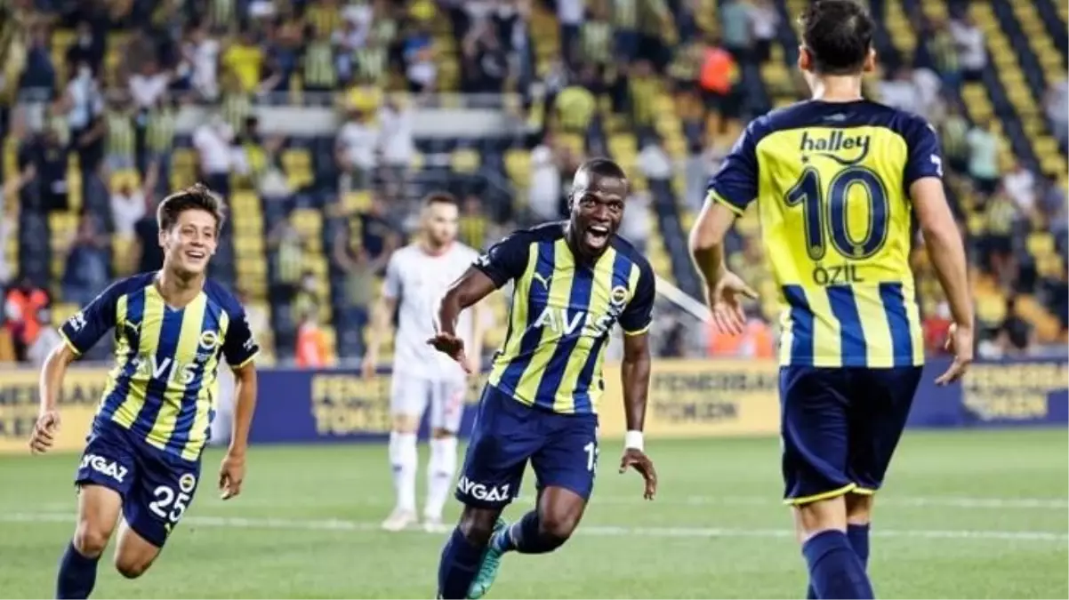 Sezona fırtına gibi giren Enner Valencia\'ya Fenerbahçe\'den yeni sözleşme