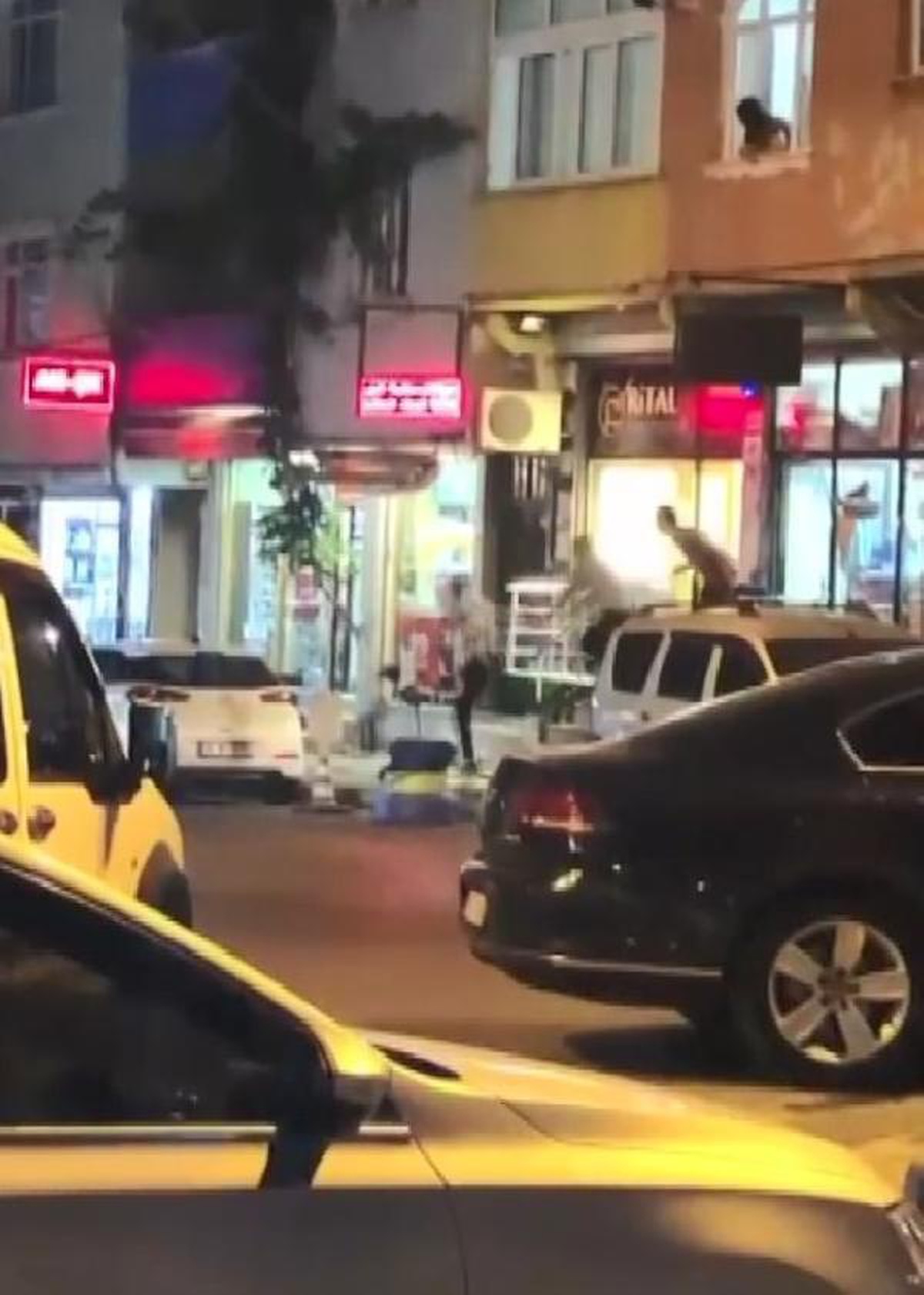 GAZİOSMANPAŞA\'DA MOTOSİKLETLİ KUYUMCU SOYGUNU: 2 YARALI, 1 ŞÜPHELİ GÖZALTINDA