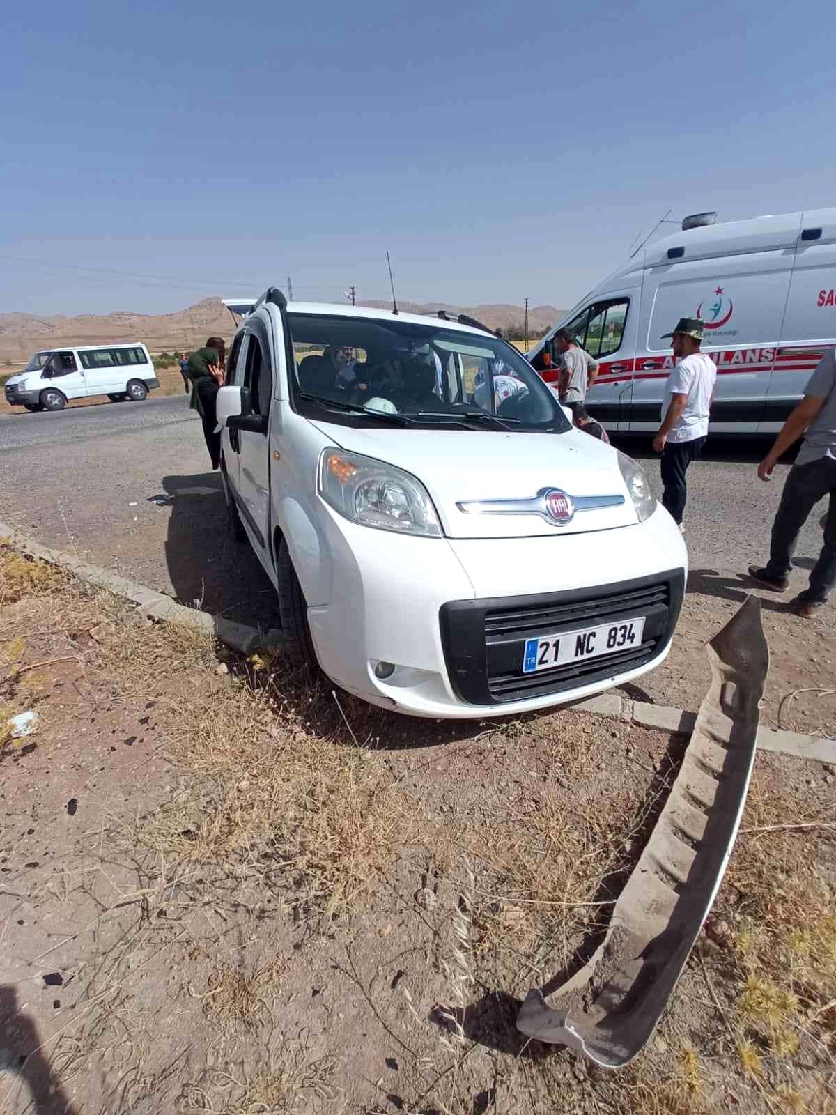 Gercüş\'te hafif ticari araç refüje çarptı: 5 yaralı