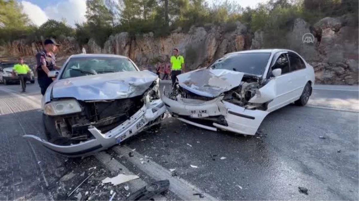 Antalya\'da iki otomobilin çarpıştığı kazada 6 kişi yaralandı