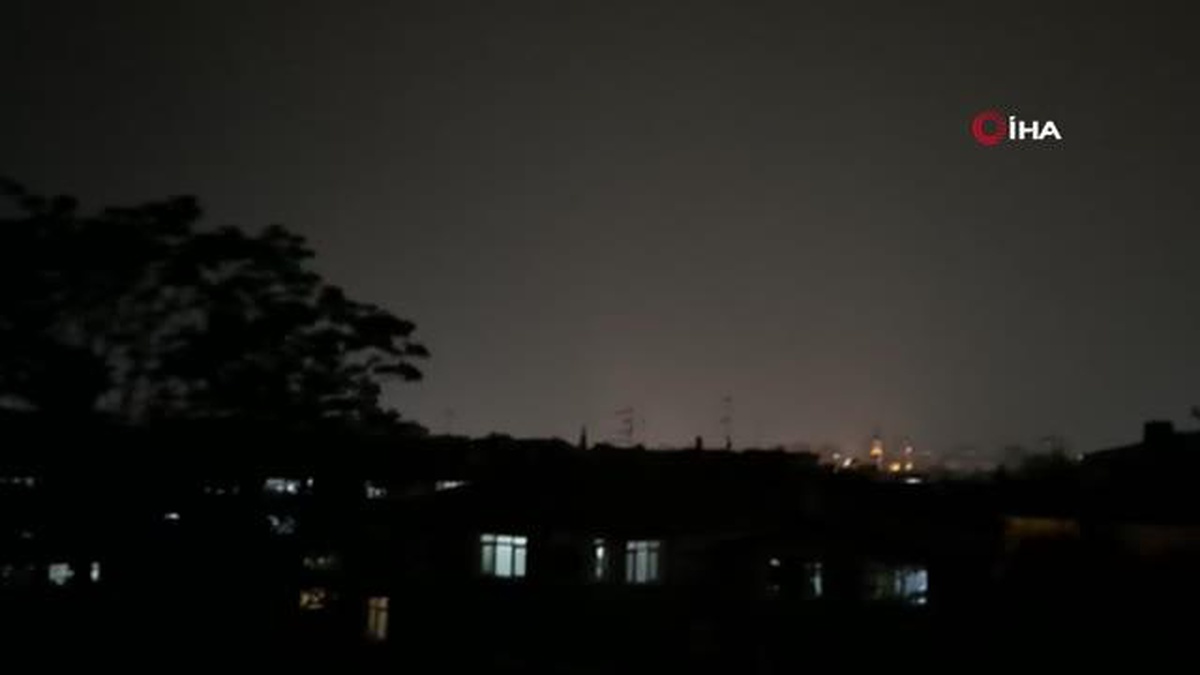 İstanbul\'da şimşekler geceyi aydınlattı