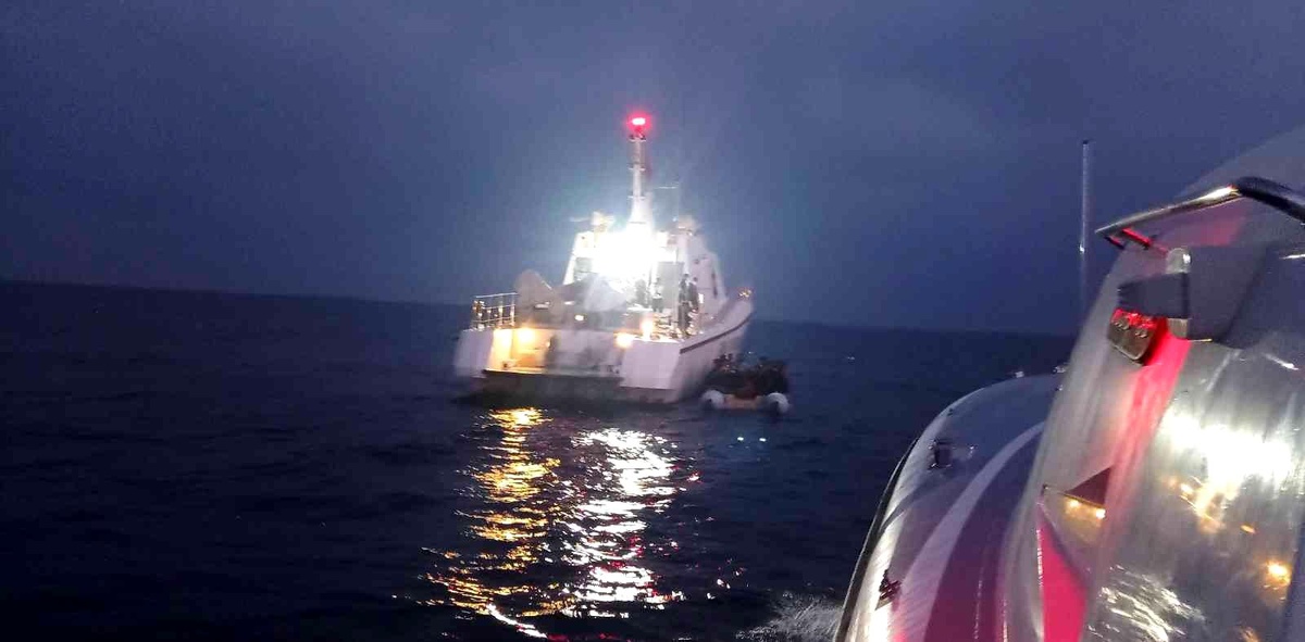 İzmir açıklarında 48 düzensiz göçmen yakalandı