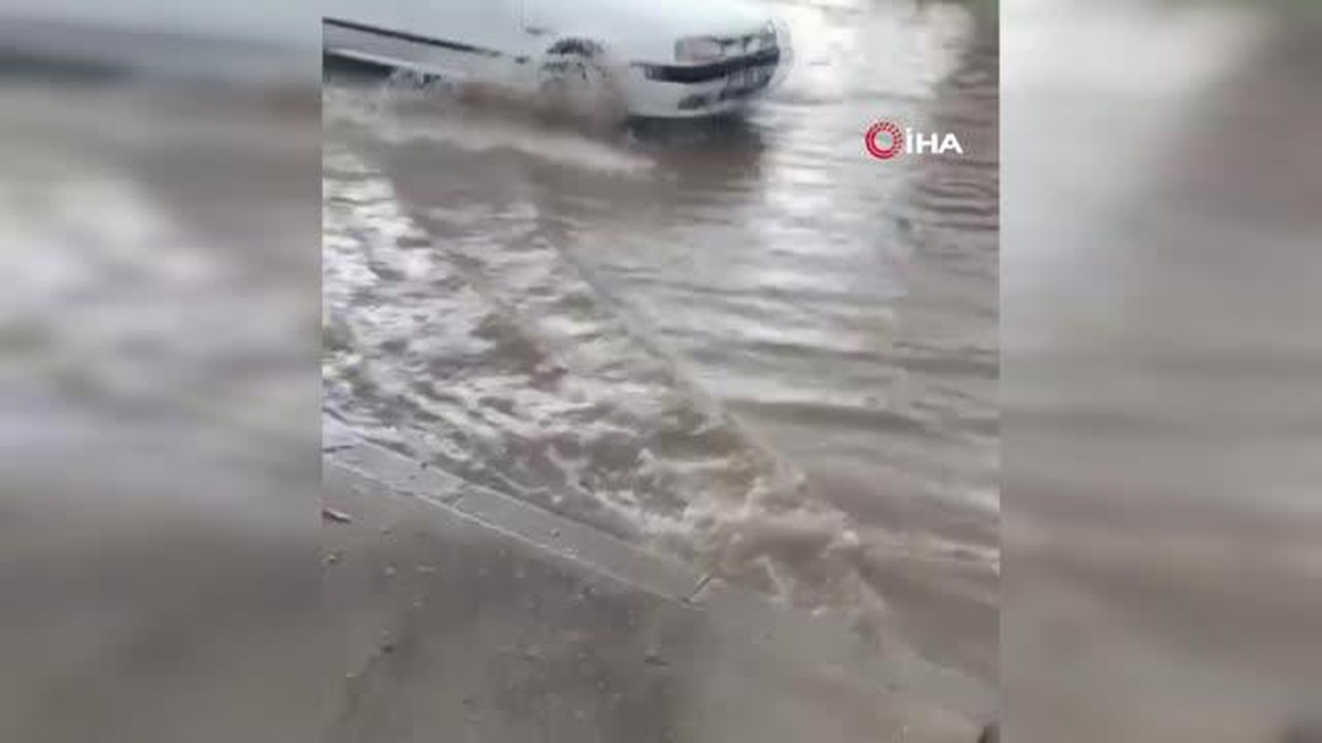 İzmir\'de yağmur hayatı felç etti