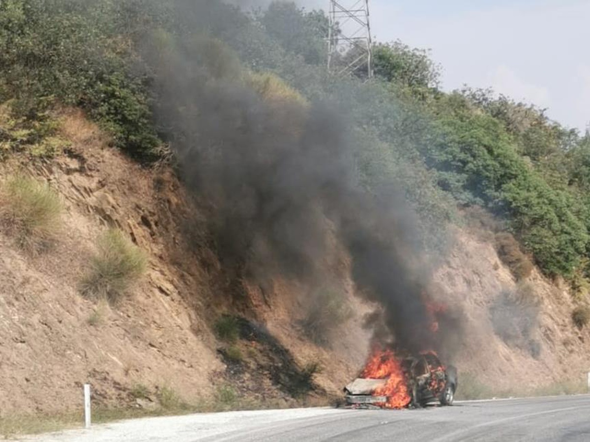 İzmir\'de otomobilde çıkan ve makilik alana sıçrayan yangın söndürüldü