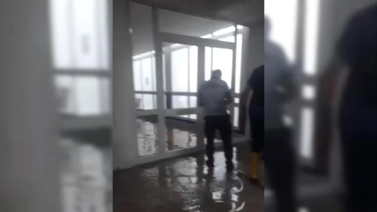 İzmir\'de Sağanak Yağış. Ege Üniversitesi Hastanesi\'ni Su Bastı