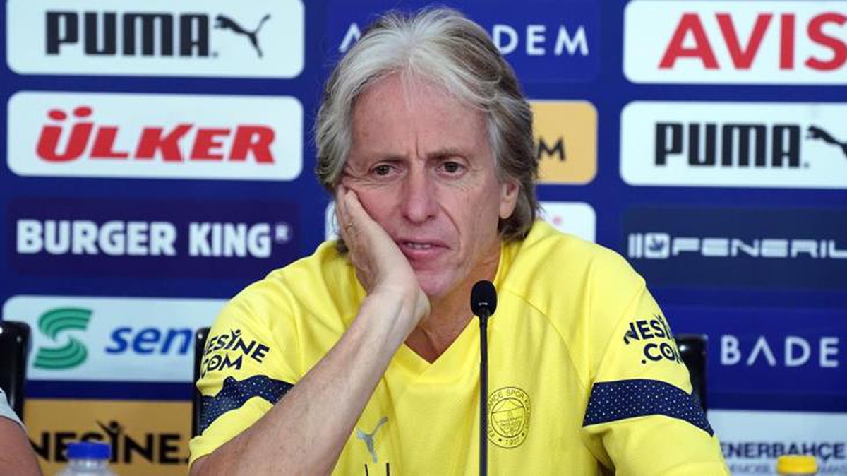 Deneyimli hoca Jorge Jesus\'tan Galatasaray ve Beşiktaş taraftarının tepkisini çeken "Küçük takım" göndermesi