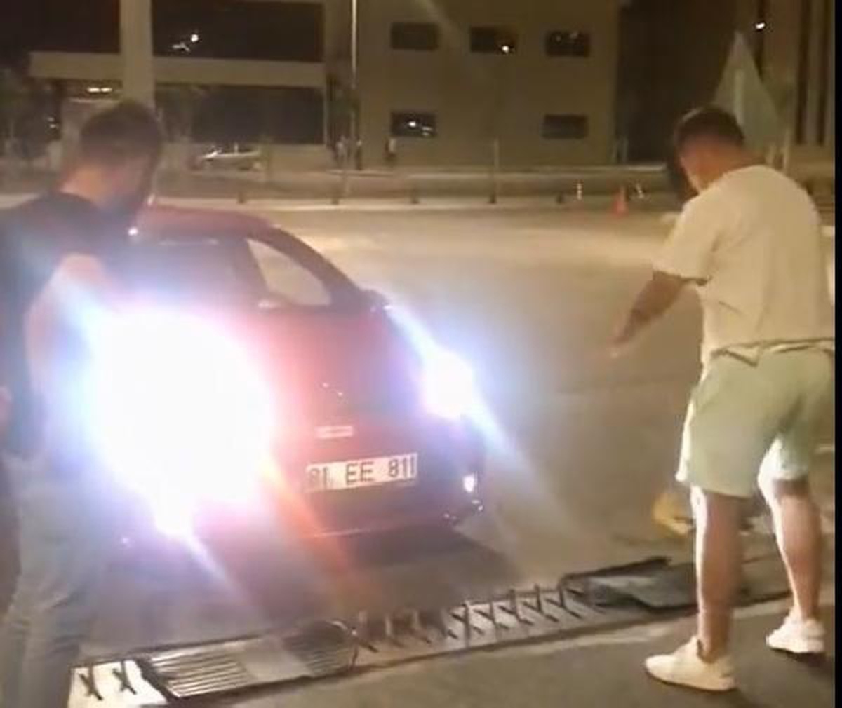 Kapanın üzerine paspas koyup geçti, ehliyetine el konuldu