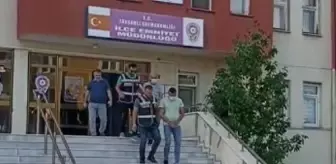 Kapısını 20 saniyede açtıkları büfeden 18 bin liralık sigara çaldılar