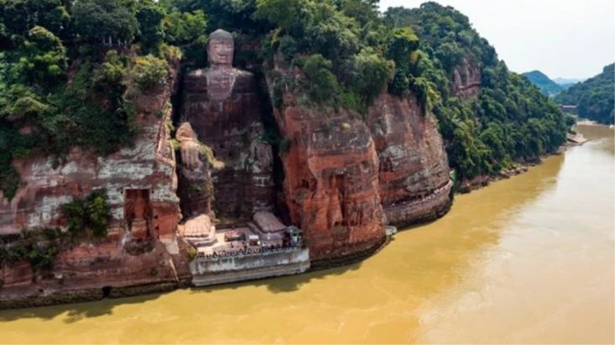 Kuraklık sonrası su seviyesinin düştüğü Yangzte Nehri\'ndeki Buda heykeli gün yüzüne çıktı
