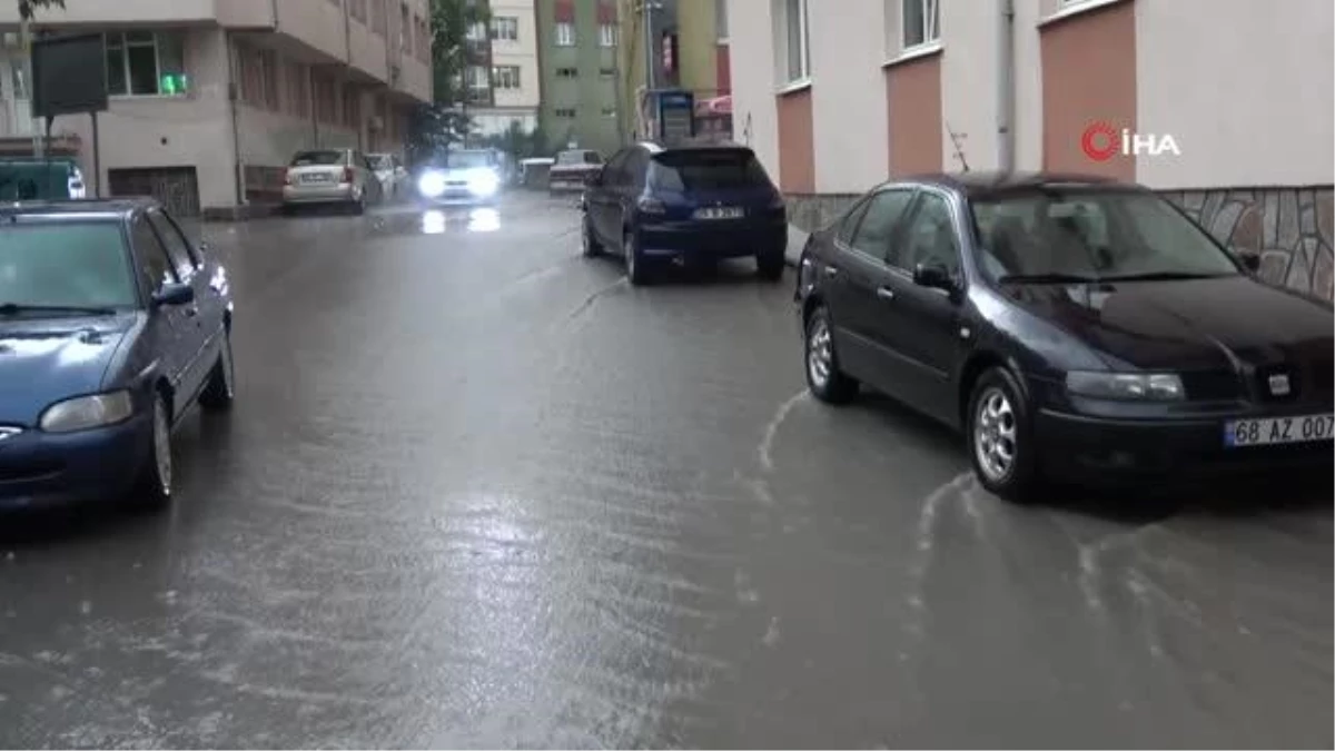 Kütahya\'da sağanak yağış sürücülere zor anlar yaşattı