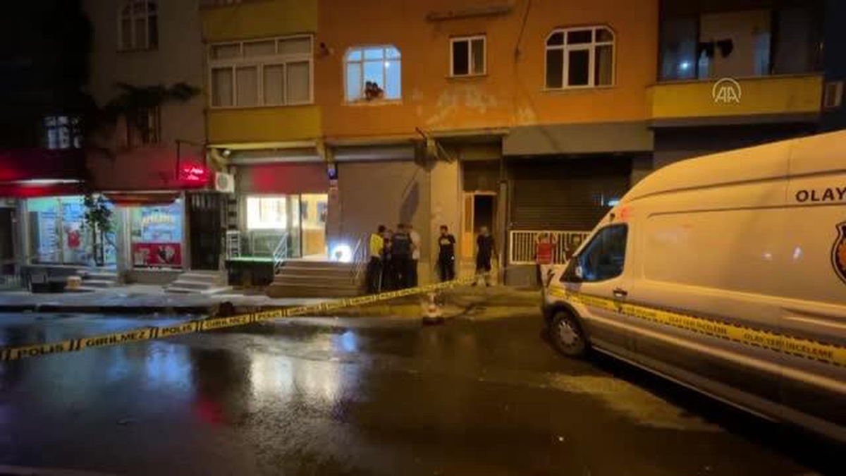 Kuyumcuyu soyan şüpheliler, dükkandaki iki görevliyi silahla yaraladı