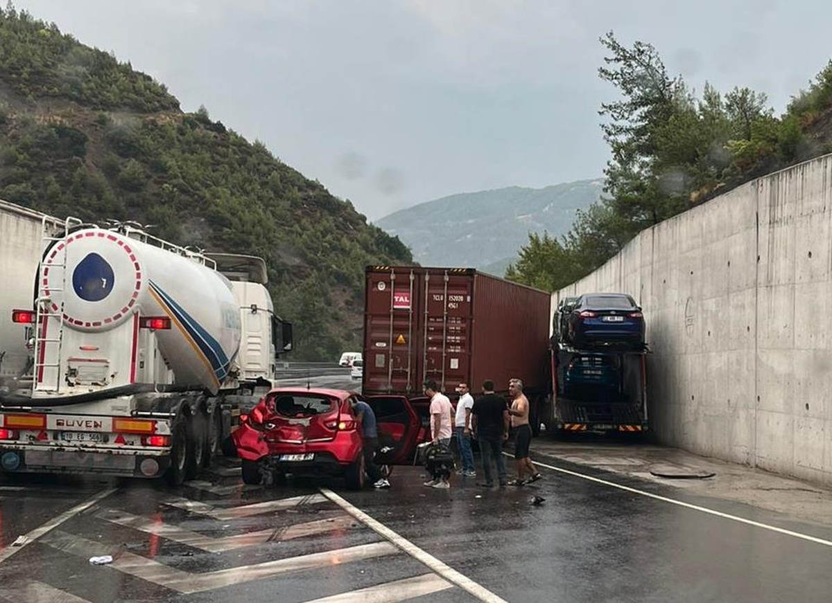 Manisa\'da zincirleme trafik kazasında 5 kişi yaralandı