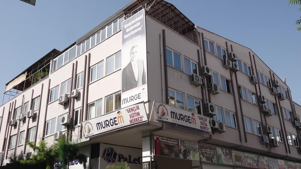 Muratpaşa Belediyesi\'nin Eğitim Merkeziyle Üniversiteli Olan Gençlerden Başkan Uysal\'a Ziyaret