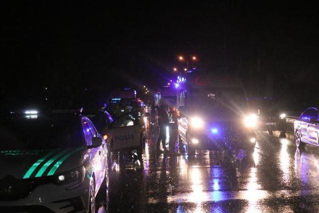 Sakarya'da gece saatlerinde yürekleri ağza getiren kaza: 25 yaralı Sakarya'da gece saatlerinde yürekleri ağza getiren kaza: 25 yaralı