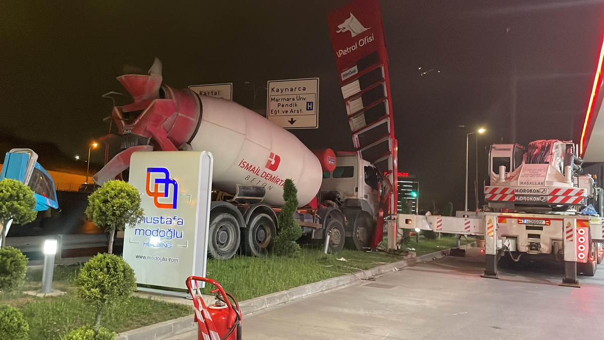 Pendik\'te petrol istasyonunun tabelasına çarpan beton mikserinin sürücüsü yaralandı