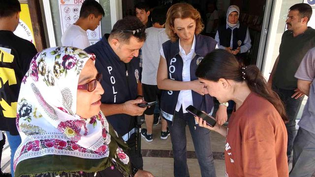 Polise verdiği cevap Türkiye'yi ağlatmıştı! Devlet Bahçeli'nin sahip çıktığı genç kız üniversiteyi kazandı Polise verdiği cevap Türkiye'yi ağlatmıştı! Devlet Bahçeli'nin sahip çıktığı genç kız üniversiteyi kazandı