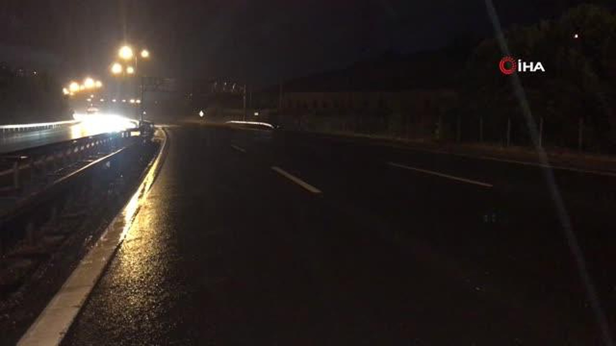 Romanya plakalı tır TEM\'de kaza yaptı, İstanbul istikameti bir buçuk saat trafiğe kapandı