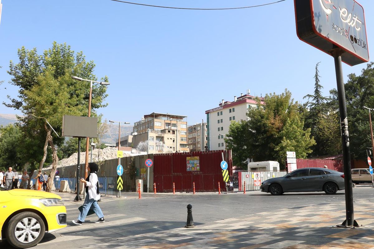 Saçma binanın enkazı da dert oldu