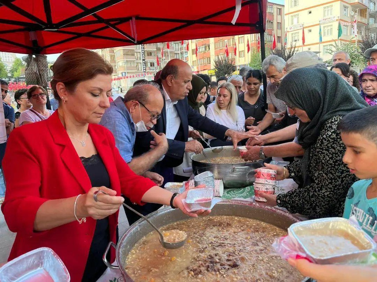 Safranbolu Belediye Başkanı Köse, Yurttaşlara Aşure İkram Etti