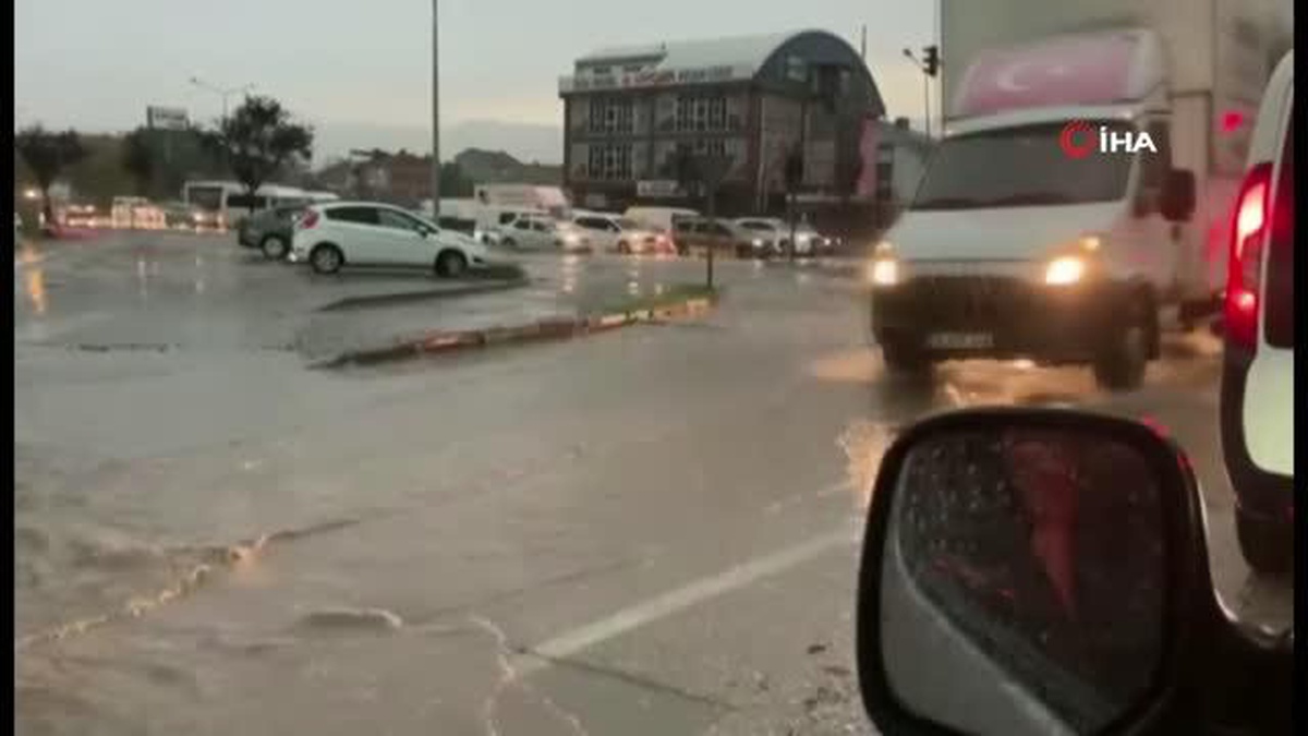 Sağanak yağış yolları göle çevirdi