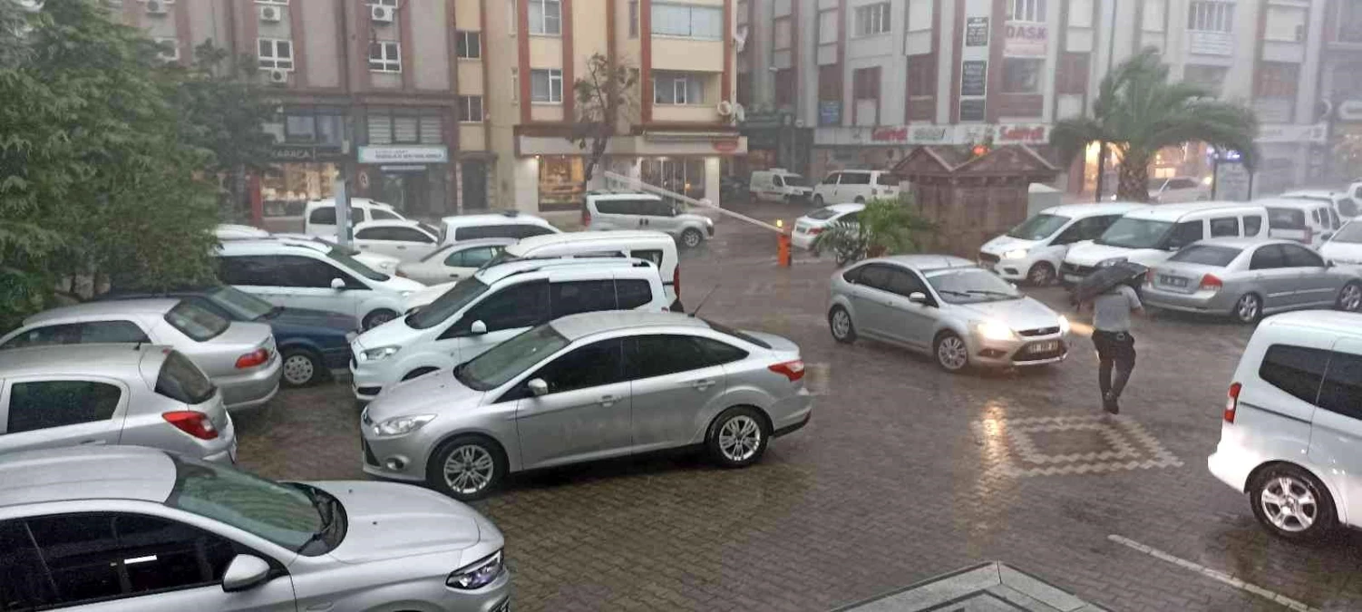 Sağanak yağış nedeniyle İzmir-Çanakkale karayolunda su baskınları yaşandı