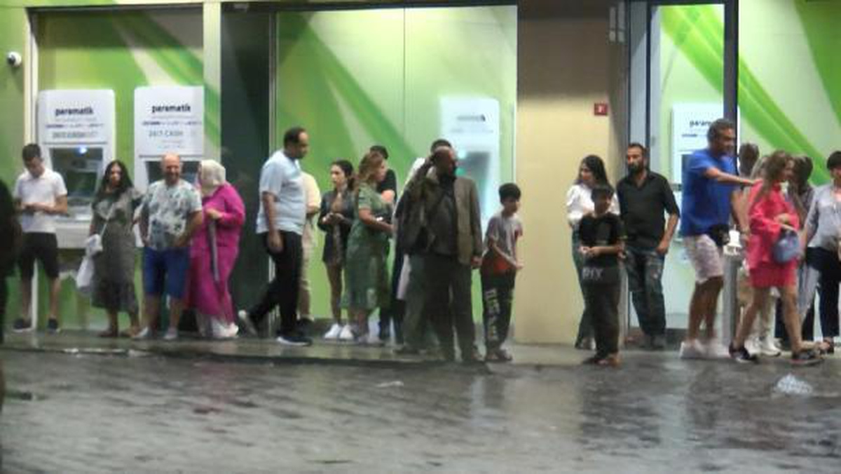 Sağanak yağış Taksim\'de vatandaşlara zor anlar yaşattı