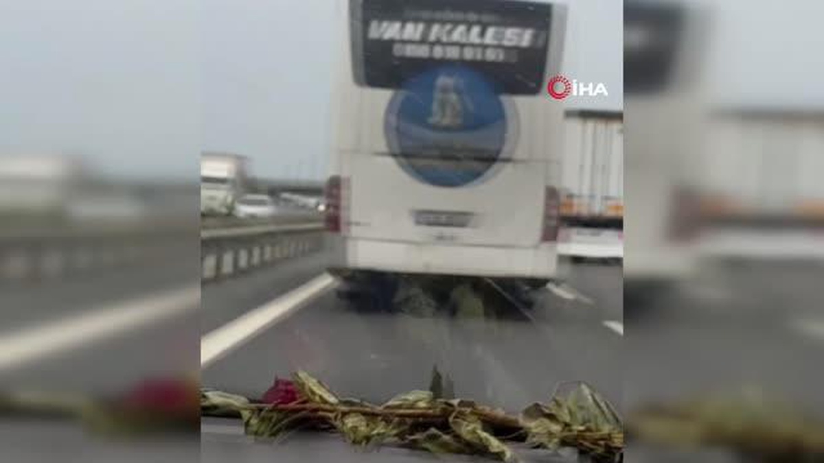 Şehirlerarası otobüsün hızla gittiği anlar cep telefonu kamerasına yansıdı