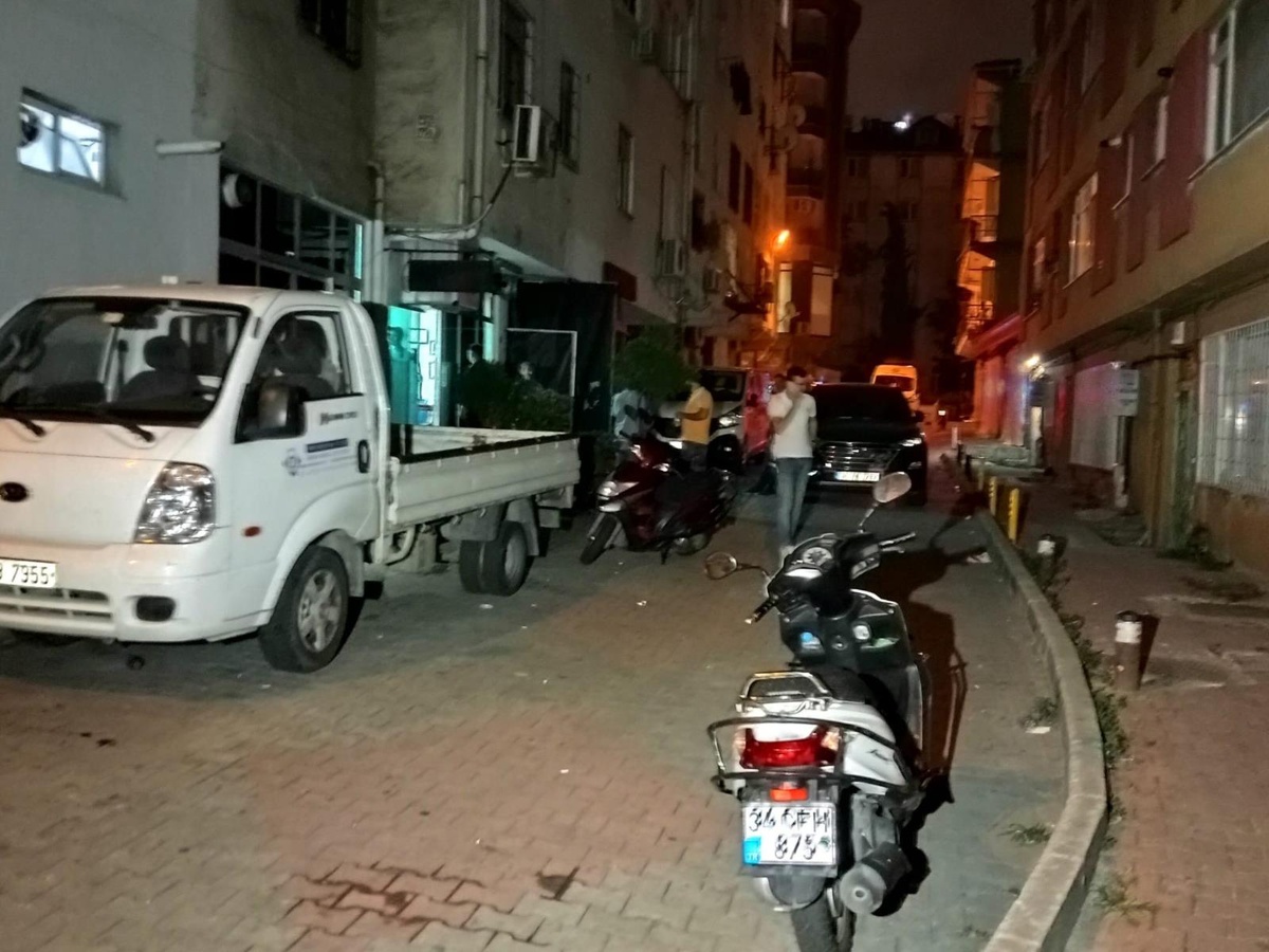 Silahlı saldırgan husumetlilerine kahvehanede kurşun yağdırdı: 2 yaralı