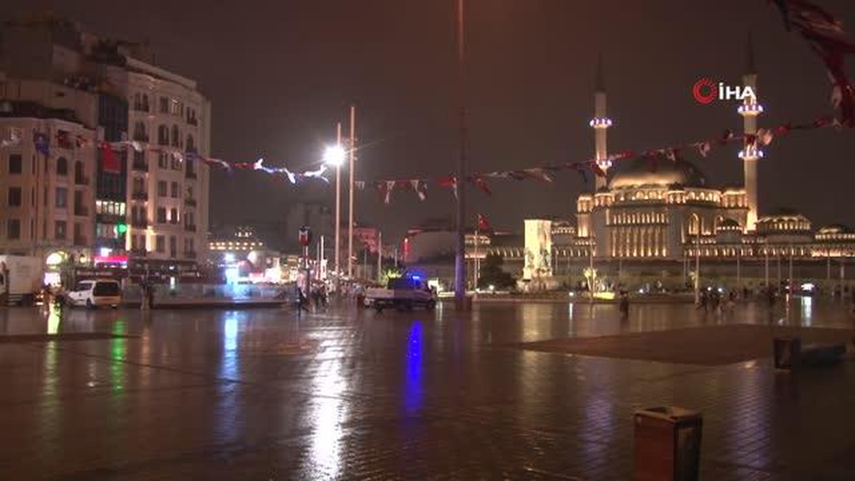Taksim\'de sağanak başladı, vatandaşlar zor anlar yaşadı