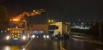 TIR bariyerlere çarptı, TEM Otoyolu trafiğe kapandı