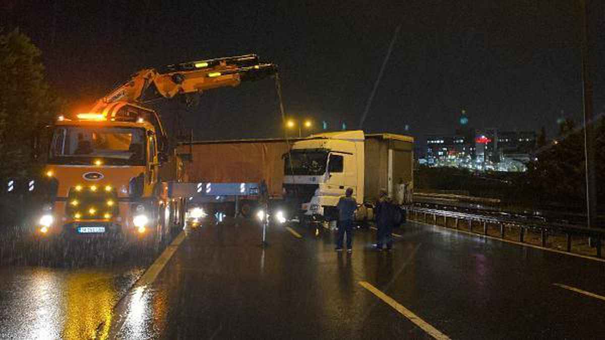 TIR bariyerlere çarptı, TEM Otoyolu trafiğe kapandı