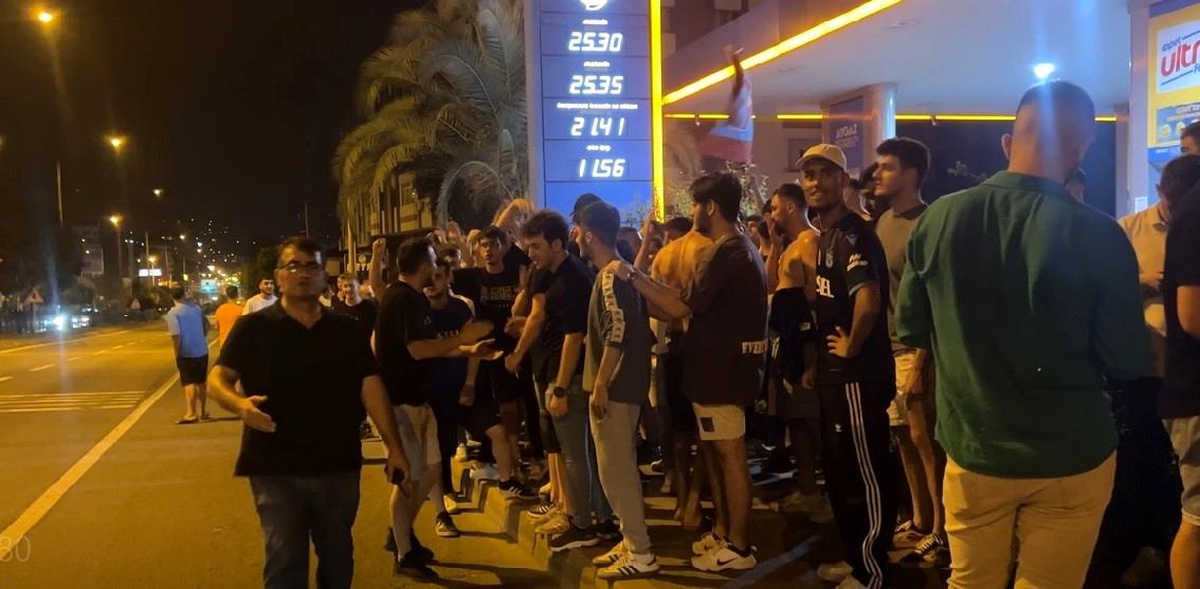 Trabzonspor taraftarı FC Kopenhag\'ın kaldığı otel\'in önüne akın etti