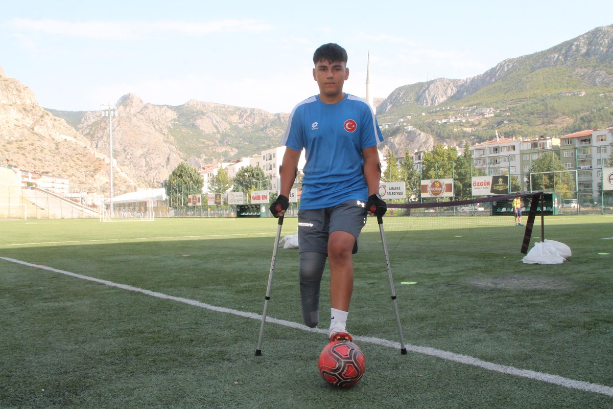 Tren kazasında ayağını kaybeden futbolcu Eren, Ampute Genç Milli Takımı\'na seçildi