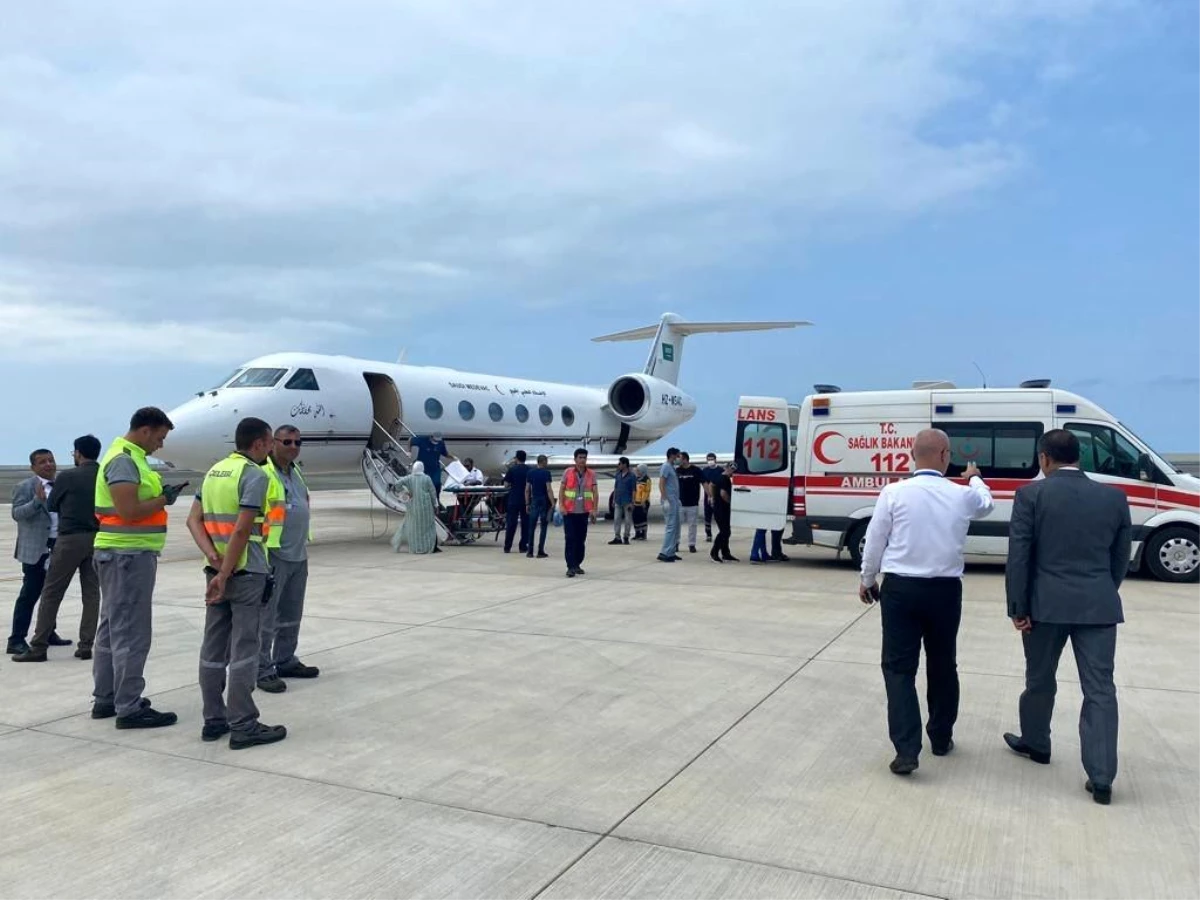 Tur minibüsü kazasında yaralanan Arap turistler ambulans uçakla Suudi Arabistan\'a gönderildi