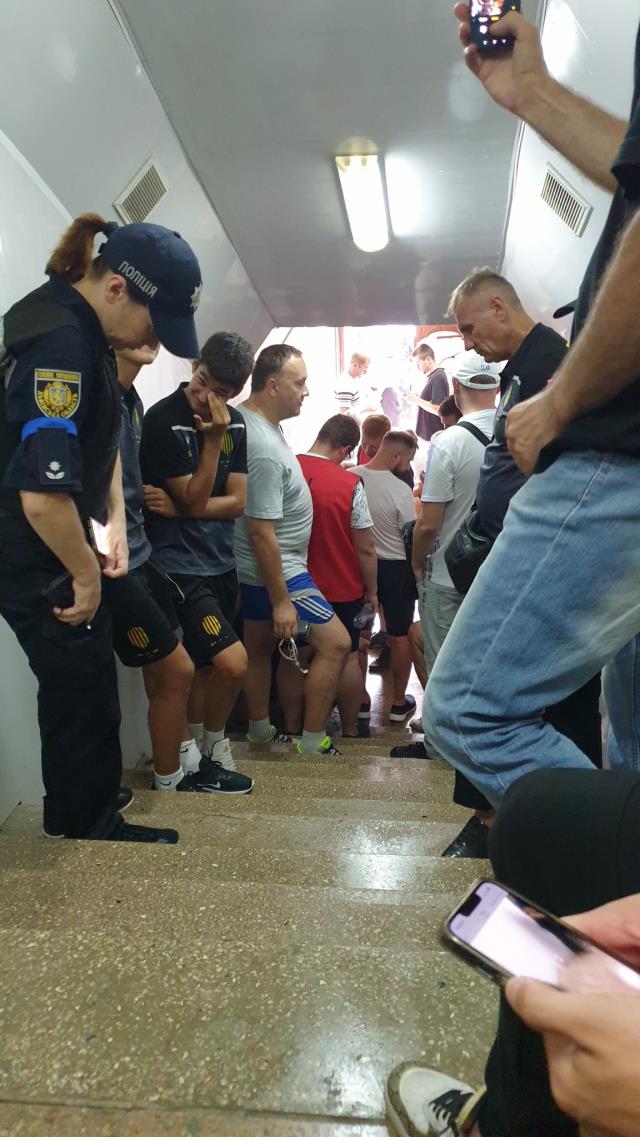 Ukrayna'da tarihi maç! Rusya'nın saldırı yapacağı uyarısıyla futbolcular sığınaklara koştu Ukrayna'da tarihi maç! Rusya'nın saldırı yapacağı uyarısıyla futbolcular sığınaklara koştu