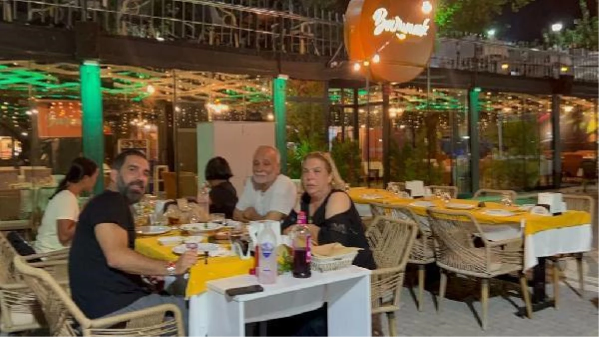 Ünlü futbolcu Arda Turan, Edremit\'te ailesi ve dostlarını ziyaret etti