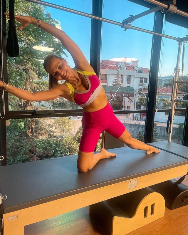 Yoga yaptığı anları paylaşan 46 yaşındaki Ebru Akel, esnekliğiyle alkış topladı