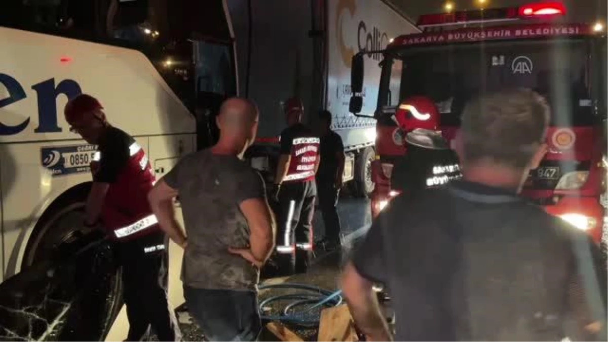 Sakarya\'da yolcu otobüsünün tıra çarpması sonucu 25 kişi yaralandı