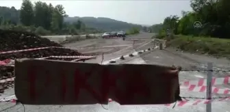Zonguldak'ta bir kişi arsasından araç geçişini engellemek için yolu trafiğe kapattı