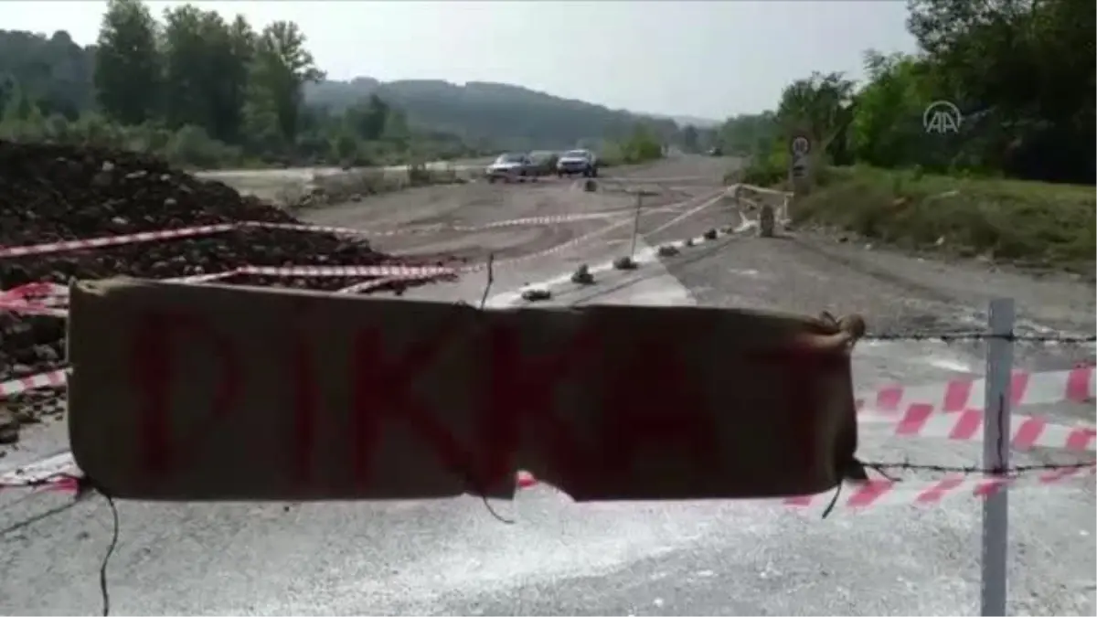 Zonguldak'ta bir kişi arsasından araç geçişini engellemek için yolu trafiğe kapattı