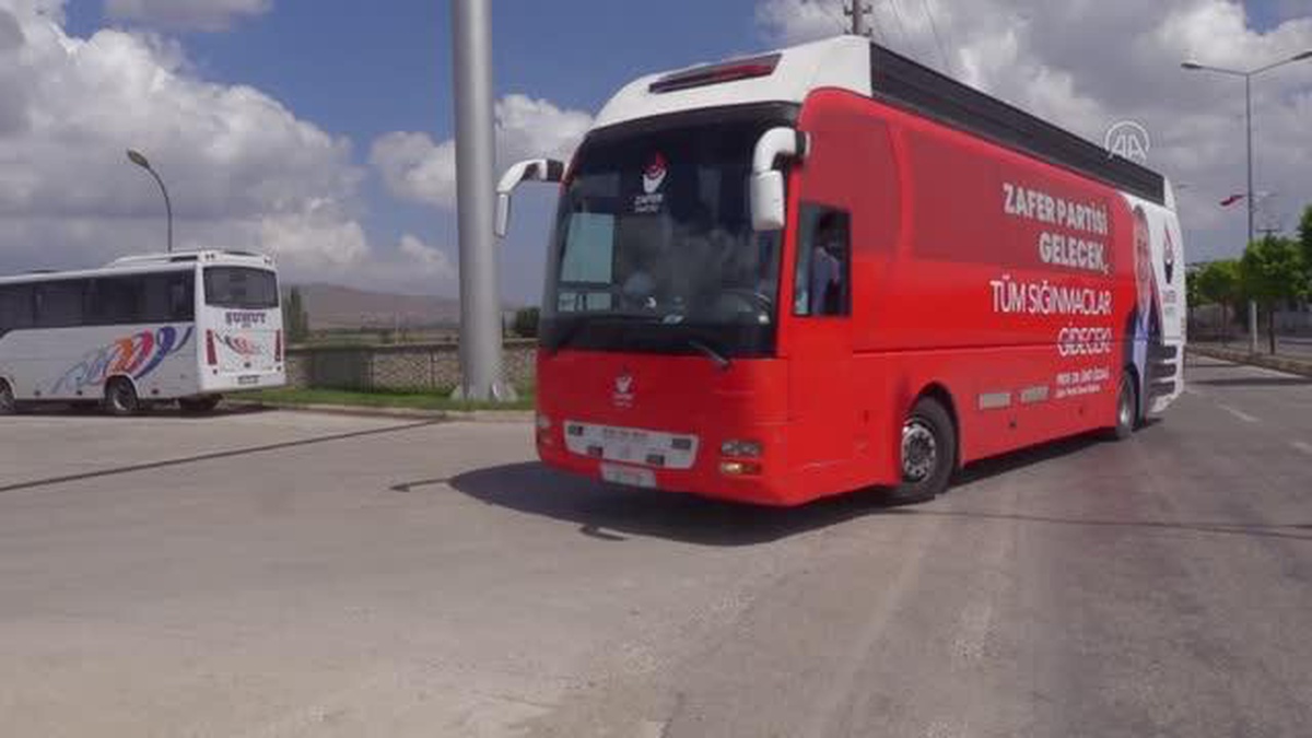 Zafer Partisi Genel Başkanı Ümit Özdağ, Afyonkarahisar\'da ziyaretlerde bulundu