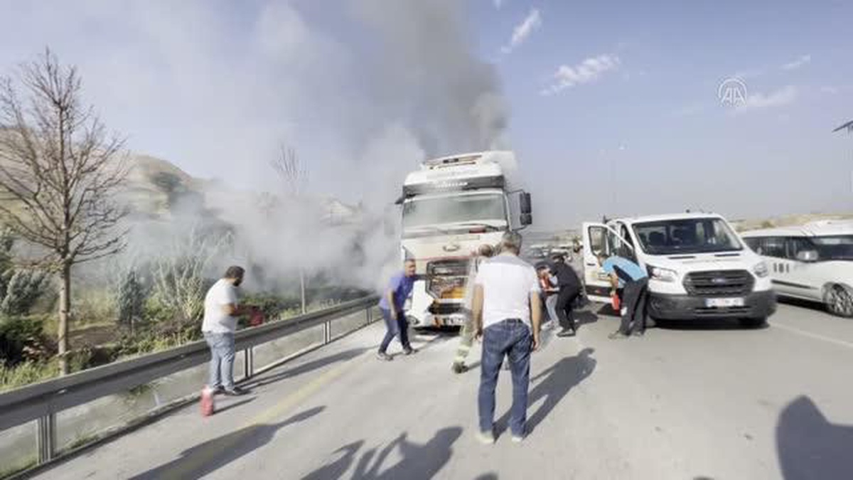 Ankara Büyükşehir Belediyesinin iş makinesi taşıma tırı yandı