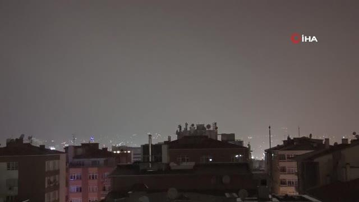 Ankara\'da çakan şimşekler geceyi aydınlattı