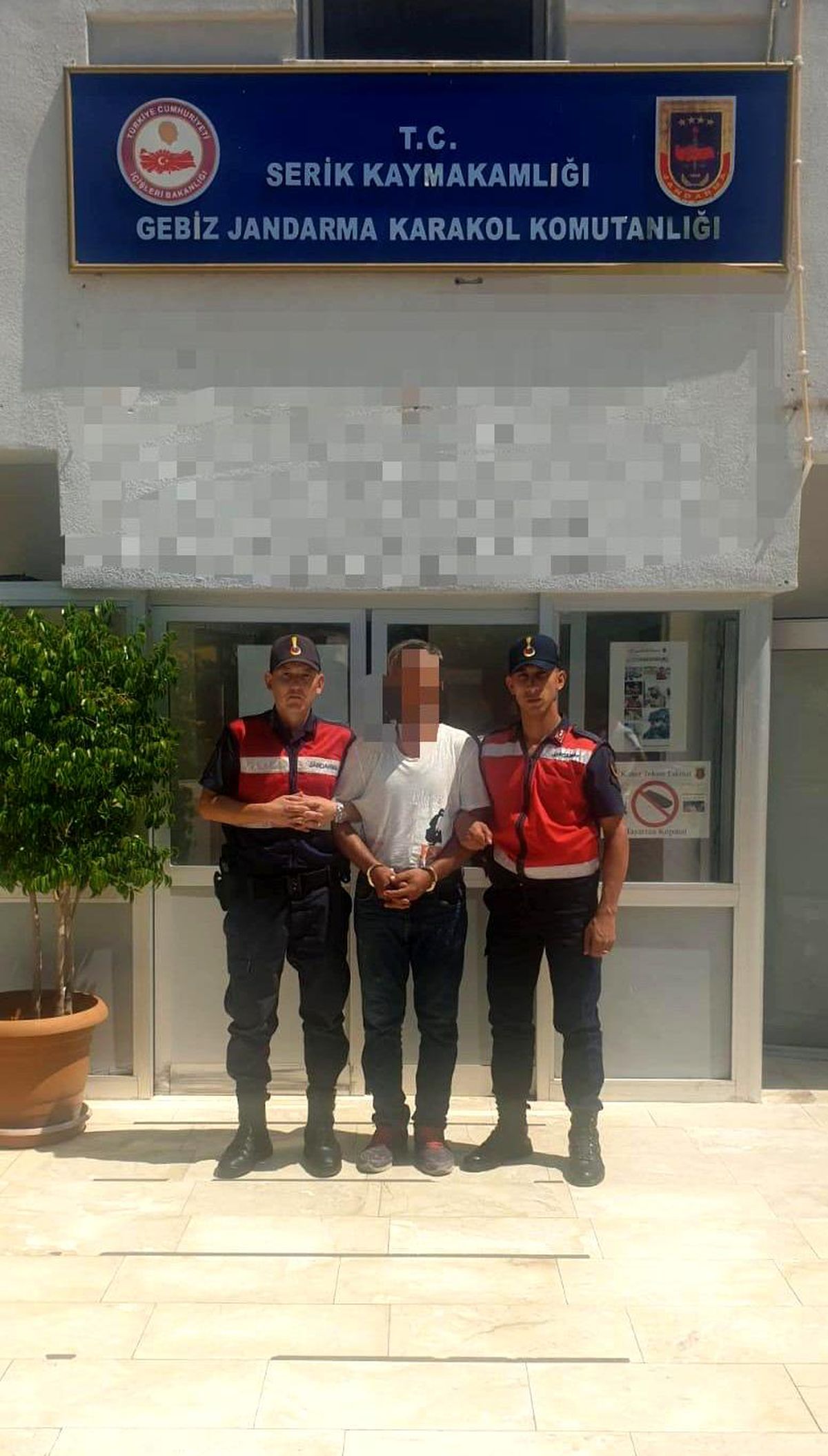 Antalya\'da jandarma aranan hükümlüyü baba evinde yakaladı