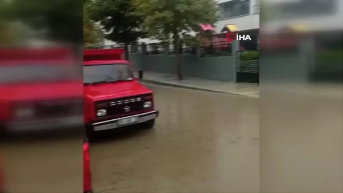Arnavutköy\'de yağış nedeniyle sokak göle döndü