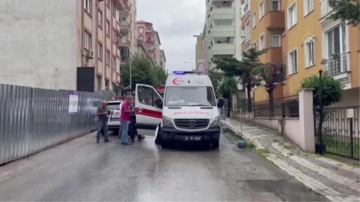 Ataşehir\'de 5 katlı binanın çöken sundurmasından düşen kişi ağır yaralandı